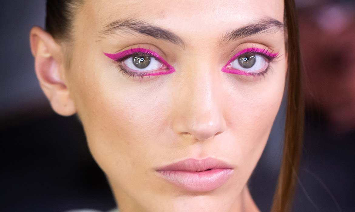 Otro de los maquillajes Fashion Week más potentes han sido las miradas gráficas de colores imponentes. ¿Te atreves con un delineado gráfico? Si lo haces con el eyeliner Matte Signature de L’Oréal Paris el acabado será como el de la foto.